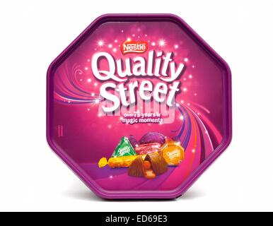 Une cuve en plastique de quality street bonbons assortis England UK Banque D'Images