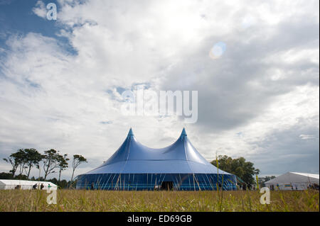 Big Top tente avec nuageux au festival Banque D'Images