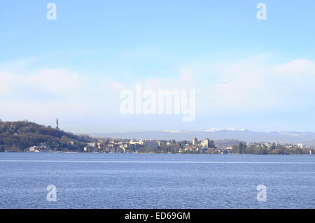 Vue d'Annecy ville avec l'église et de son château du lac bleu, Savoie, France Banque D'Images