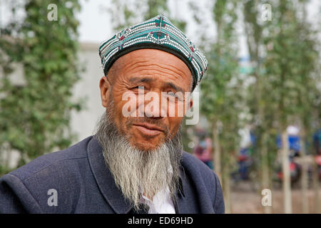 Portrait d'un homme âgé avec barbe de la tribu ouïgour de Kashgar / Kashi portant un Doppa, Province du Xinjiang, Chine Banque D'Images