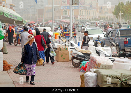 Le smog, la pollution de l'air lourd en raison de fumées industrielles et les émissions provenant de la circulation dans la ville Kashgar / Kashi, la Province du Xinjiang, Chine Banque D'Images