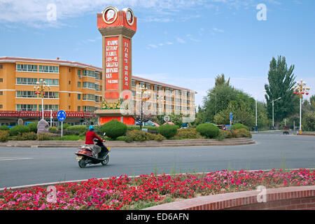 Mao Zedong monument à Niya / 22 Minsheng Road, Uyghur ville dans le désert du Taklamakan, Xinjiang, Chine Provence Banque D'Images