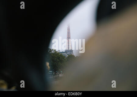 Vue sur la Tour Eiffel depuis le pont pont alexandre iii Banque D'Images