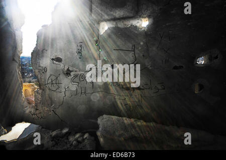 Kobane, la Syrie. Dec 21, 2014. Dans Kobane kurdes ordinaires, y compris les femmes et les personnes âgées, sont rapidement convertis en anciens combattants aguerris dans les rues et les ruines de ce qu'ils appellent ''Notre Stalingrad''. Les combats est mesurée en pieds ; les objectifs sont des bâtiments ou même des chambres dans les bâtiments. Les immeubles qui sont encore debout sont transformés en forteresses. Les deux côtés sont verrouillés dans un combat à mort. Les Kurdes à l'arrière il y a contre la Turquie et face à un ennemi qui les prive de leur humanité, il est en retraite. © Gail Orenstein/ZUMA/Alamy Fil Live News Banque D'Images