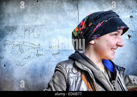 Kobane, la Syrie. Dec 21, 2014. Dans Kobane kurdes ordinaires, y compris les femmes et les personnes âgées, sont rapidement convertis en anciens combattants aguerris dans les rues et les ruines de ce qu'ils appellent ''Notre Stalingrad''. Les combats est mesurée en pieds ; les objectifs sont des bâtiments ou même des chambres dans les bâtiments. Les immeubles qui sont encore debout sont transformés en forteresses. Les deux côtés sont verrouillés dans un combat à mort. Les Kurdes à l'arrière il y a contre la Turquie et face à un ennemi qui les prive de leur humanité, il est en retraite. © Gail Orenstein/ZUMA/Alamy Fil Live News Banque D'Images