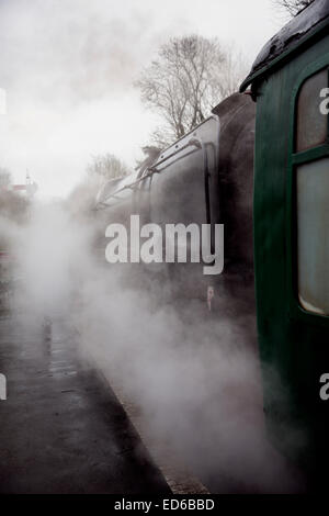 Préservés BR Standard Class 9F 2-10-0 attend de la locomotive à vapeur au milieu du départ des nuages de vapeur dans le Hampshire Banque D'Images