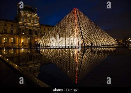 Pyramide du Louvre paris nuit Soir Banque D'Images