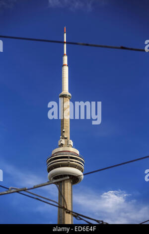 Tour CN vue à travers les câbles du tramway, Toronto, Ontario, Canada Banque D'Images