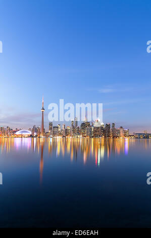 Une vue de la ville de Toronto au crépuscule dans l'hiver montrant les bâtiments et les reflets dans l'eau Banque D'Images
