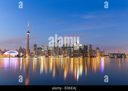 Une vue de la ville de Toronto au crépuscule dans l'hiver montrant les bâtiments et les reflets dans l'eau Banque D'Images