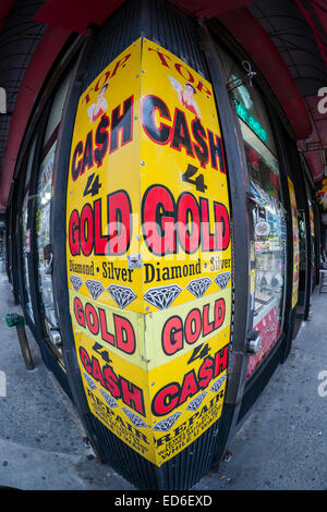 Un magasin propose de l'argent pour l'or dans le quartier de Tribeca de New York, le Jeudi, Décembre 25, 2014. (© Richard B. Levine) Banque D'Images