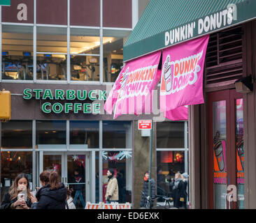 Concurrents Starbucks et Dunkin' Donuts sont vus de l'autre des coins de rue dans le Lower Manhattan à New York, le Jeudi, Décembre 25, 2014. (© Richard B. Levine) Banque D'Images