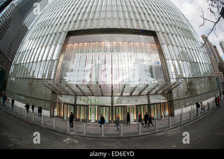 L'entrée de One World Trade Center à New York à Noël, le Jeudi, Décembre 25, 2014. Le monument commémoratif est composé de deux piscines sur les traces du World Trade Center et d'une place plantée de plus de 400 arbres chêne bicolore. Les noms des 2983 victimes des attentats du 11 septembre et février 1993 le WTC sont inscrits autour de la base de l'eau. (© Richard B. Levine) Banque D'Images