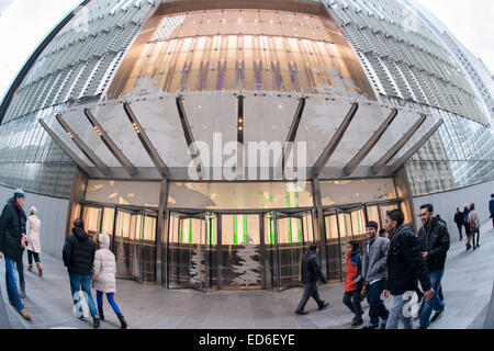 L'entrée de One World Trade Center à New York à Noël, le Jeudi, Décembre 25, 2014. Le monument commémoratif est composé de deux piscines sur les traces du World Trade Center et d'une place plantée de plus de 400 arbres chêne bicolore. Les noms des 2983 victimes des attentats du 11 septembre et février 1993 le WTC sont inscrits autour de la base de l'eau. (© Richard B. Levine) Banque D'Images