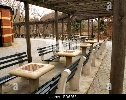 Une rangée de tables du conseil d'échecs dans Central Park, New York City Banque D'Images