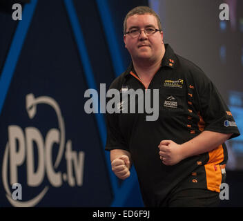 Londres, Royaume-Uni. Dec 29, 2014. William Hill World Darts Championship. Stephen Bunting (27) [FRA] célèbre une jambe gagnante dans sa correspondance avec James Wade (6) [FRA]. Bunting a remporté le match 3-1 : Action Crédit Plus Sport/Alamy Live News Banque D'Images