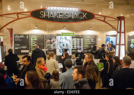 La foule des amateurs de burger au Shake Shack à Grand Central Terminal de New York Lundi, Décembre 29, 2014. Le restaurant populaire déposée pour un premier appel public à l'épargne aujourd'hui qui pourrait être d'une valeur de $1 milliards. La société exploite 63 restaurants dans le monde. (© Richard B. Levine) Banque D'Images