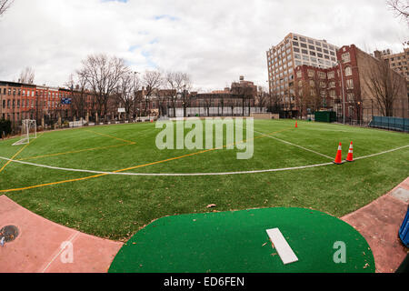 Un terrain de football vide dans l'Hudson Square de New York, le Jeudi, Décembre 25, 2014. (© Richard B. Levine) Banque D'Images