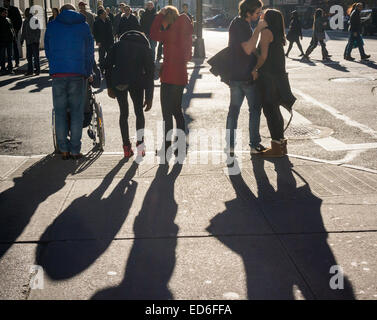 Un affichage public d'affection sur la Cinquième Avenue à New York le jour après Noël, Vendredi 26 Décembre, 2014. (© Richard B. Levine) Banque D'Images