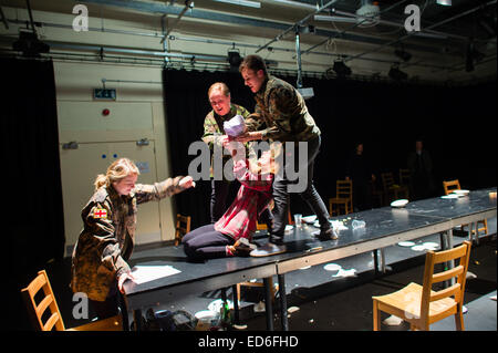 Les étudiants en théâtre à l'Université d'Aberystwyth acteurs agissant dans un gallois de production multimédia théâtre physique IESU (Jésus) - a contemporary re-dire de la vie de Jésus Christ. Écrit par Aled Jones Williams. Pays de Galles UK Banque D'Images