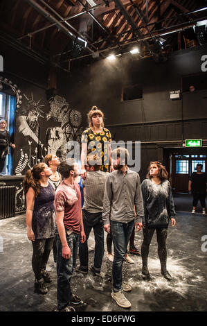 Un groupe de troisième année de premier cycle les étudiants de l'Université d'Aberystwyth Theatre Performing 'Magnificat', une danse théâtre expérimental physique 'promenade' performance, réalisé par Eddie Ladd et Roger Owen, Wales UK Banque D'Images