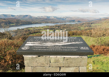 Socle en ardoise montrant la vue panoramique depuis Orrest Head, Lake District Banque D'Images