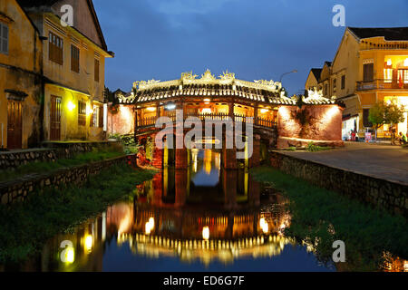 Pont couvert japonais reflétée sur canal, Hoi An, Vietnam Banque D'Images