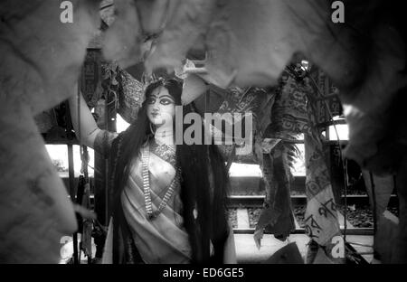 Calcutta, le Bengale occidental, en Inde. 14 avr, 2011. Image de la Déesse Durga (ce qui signifie ''l'inaccessible''), une figure féminine Hindou, dans un temple abandonné à Calcutta. (Mars 2011) -- Kolkata (Calcutta) est un tournant dans le sous-continent indien. Ville d'un glorieux passé colonial (ancienne capitale de l'Inde britannique jusqu'au début du xxe siècle) voit maintenant comment d'autres villes du pays, comme Bombay ou New Delhi, la croissance de l'économie du pays. Entre-temps, le bengali ville reste liée à la stigmatisation de la pauvreté et du sous-développement depuis le déclin de l'économie dans les années d'après-independen Banque D'Images