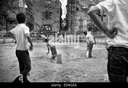 Calcutta, le Bengale occidental, en Inde. 8Th apr 2011. Un groupe de garçons jouer au cricket sur les rues d'un quartier musulman à Calcutta. (Mars 2011) -- Kolkata (Calcutta) est un tournant dans le sous-continent indien. Ville d'un glorieux passé colonial (ancienne capitale de l'Inde britannique jusqu'au début du xxe siècle) voit maintenant comment d'autres villes du pays, comme Bombay ou New Delhi, la croissance de l'économie du pays. Entre-temps, le bengali ville reste liée à la stigmatisation de la pauvreté et du sous-développement depuis le déclin de l'économie dans les années après l'indépendance de l'Inde. C'est également envisager Banque D'Images