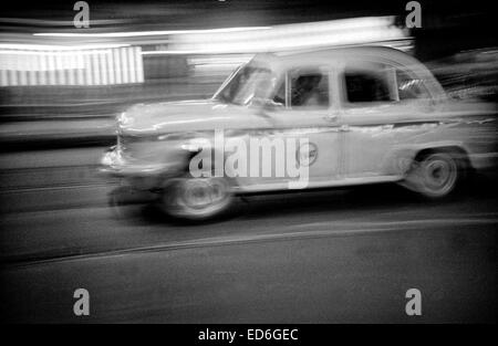 Calcutta, le Bengale occidental, en Inde. 8Th apr 2011. Un taxi l'Ambassadeur rapide passe par les rues de Calcutta dans la nuit. (Mars 2011) -- Kolkata (Calcutta) est un tournant dans le sous-continent indien. Ville d'un glorieux passé colonial (ancienne capitale de l'Inde britannique jusqu'au début du xxe siècle) voit maintenant comment d'autres villes du pays, comme Bombay ou New Delhi, la croissance de l'économie du pays. Entre-temps, le bengali ville reste liée à la stigmatisation de la pauvreté et du sous-développement depuis le déclin de l'économie dans les années après l'indépendance de l'Inde. Il est également considéré comme le C Banque D'Images