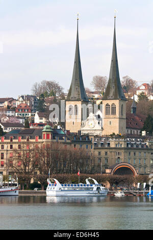Église avec cityscape et le lac à Lucerne Suisse Banque D'Images