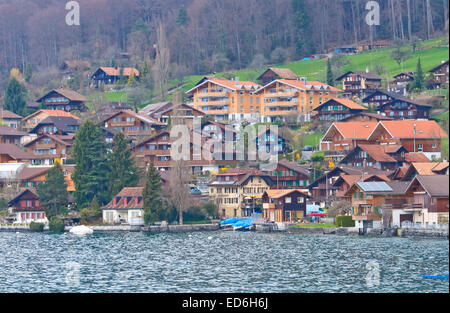 Paysage du village autour du lac de Thoune en Suisse Banque D'Images