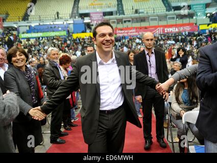 Athènes, Grèce. 30Th Nov, 2012. Chef de l'opposition grecque, Alexis Tsipras promenades sur la scène pour prononcer un discours à l'occasion de l'ouverture du congrès de la réforme de la Coalition de la gauche radicale (Syriza) à Athènes, Grèce, le 30 novembre 2012. La conférence vise à unir la coalition des partis de gauche et les partis de gauche radicale SYRIZA pour une seule partie. Photo : Phasma/Art de Focus/dpa/Alamy Live News Banque D'Images