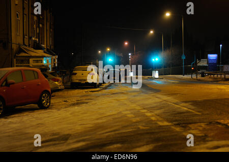 Hucknall, Nottinghamshire, Angleterre. Le 30 décembre 2014. Météo britannique. La nuit des températures de congélation continuer jusqu'à -5 C dans les parties urbaines de Bretagne, le temps plus doux serait due pour mercredi et à jour . 18 suis gel rues de Hucknall beaucoup avec wheelie bins en attente d'être vidés après les fêtes de Noël . Credit : IFIMAGE/Alamy Live News Banque D'Images