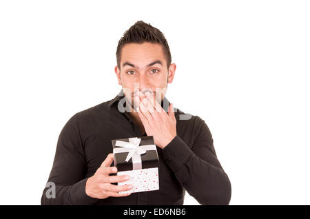 Charmant Jeune homme tenant une boîte-cadeau Banque D'Images