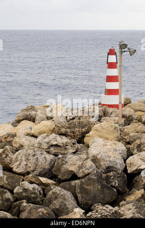 Gyrophare bateau sur les rochers de l'île de Gozo, à Malte Banque D'Images