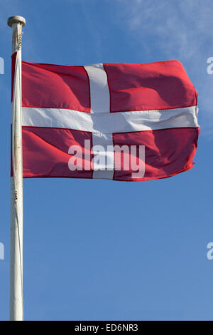 Ordre Souverain Militaire Hospitalier de Saint-Jean de Jérusalem de Rhodes et de Malte Flag against a blue sky Banque D'Images