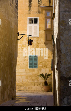 Maisons et entreprises dans la ville de Mdina Malte silencieux Banque D'Images