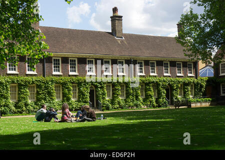 Les jeunes se détendent sur la pelouse en face du musée Geffseigle, maintenant le musée de la maison, à Shoreditch, est de Londres. Banque D'Images