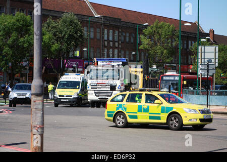 Une ambulance voyageant autour d'un rond-point à Tolworth, Surrey, Angleterre Banque D'Images