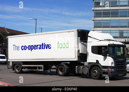 Une coopérative de chariot qui se déplace autour d'un rond-point à Tolworth, Surrey, Angleterre. Banque D'Images