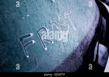 Les mots écrits dans le Givre Givre sur un pare-brise de voiture congelé pendant un matin, juste à l'aide d'un hivers doigt Banque D'Images