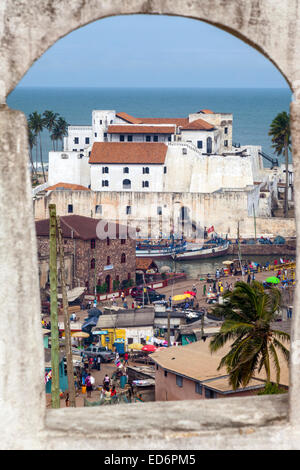 Vue sur le Château Saint-Georges à partir de Fort Jago, Elmina, Ghana, Afrique Banque D'Images