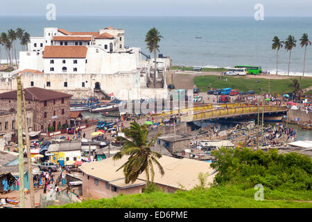 Vue sur le Château Saint-Georges à partir de Fort Jago, Elmina, Ghana, Afrique Banque D'Images