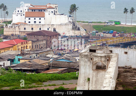 Vue sur le Château Saint-Georges à partir de Fort Jago, Elmina, Ghana, Afrique Banque D'Images