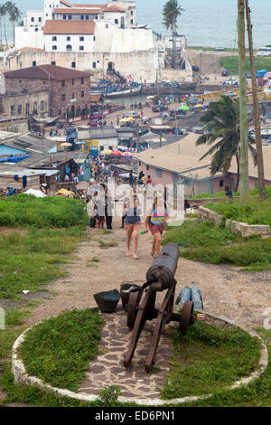 Vue sur le Château Saint-Georges à partir de Fort Jago, Elmina, Ghana, Afrique Banque D'Images