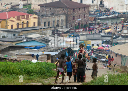 Avis de touristes et les enfants de Fort Saint Jago, Elmina, Ghana, Afrique Banque D'Images