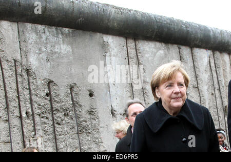 (Dossier) - Une archive photo datée du 09 novembre 2014 montre la Chancelière allemande, Angela Merkel (CDU) participant à l'événement commémoratif central de l'état de Berlin et le gouvernement fédéral à l'Mémorial du Mur de Berlin à la Bernauer Strasse à Berlin, Allemagne. Photo : Wolfgang Kumm/dpa Banque D'Images