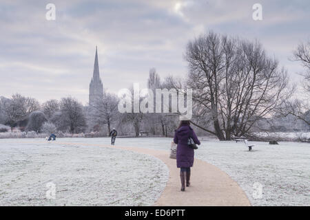 Salisbury, Royaume-Uni. 30 Décembre, 2014. Météo britannique. Les gens d'aller travailler dans la ville de Salisbury dans le sud de l'Angleterre après une nuit de forte gelée. Les températures dans la ville atteint autour de -4°c, Salisbury, Royaume-Uni. Credit : Julian Elliott/Alamy Live News Banque D'Images