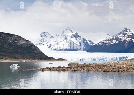 Vue éloignée sur le glacier Perito Moreno en Argentine Banque D'Images